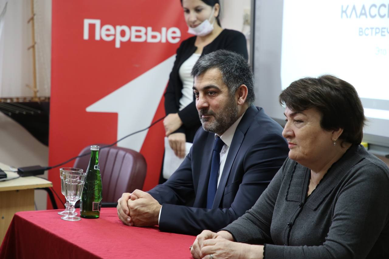 Гаджи Султанов провел «классную встречу» с обучающимися Шушинской СОШ им. Д.А. Серкова Новолакского района