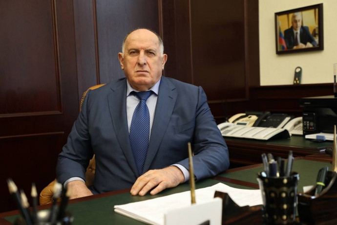 Председатель Правительства РД Абдулмуслим Абдулмуслимов поздравил коллектив Минэкономразвития РД со 100-летием со дня образования