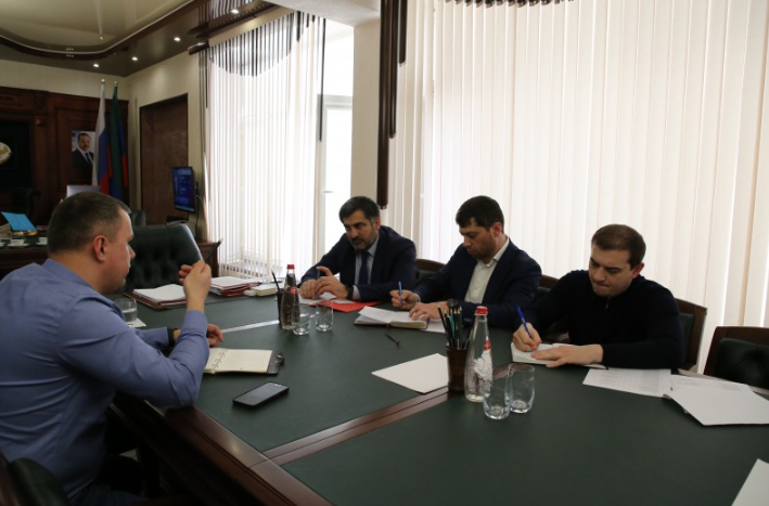 Гаджи Султанов провел встречу с представителем АНО «Федеральный центр компетенций»