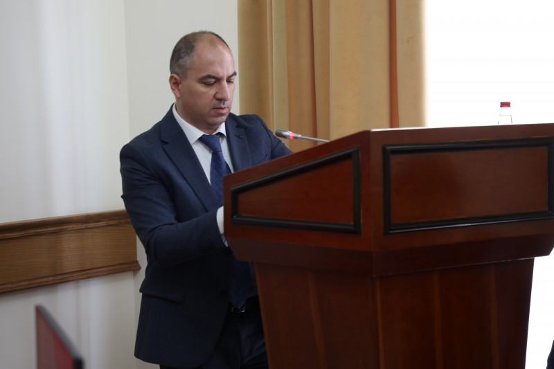 Адильхан Ахмедов выступил с докладом на заседании Правительства РД
