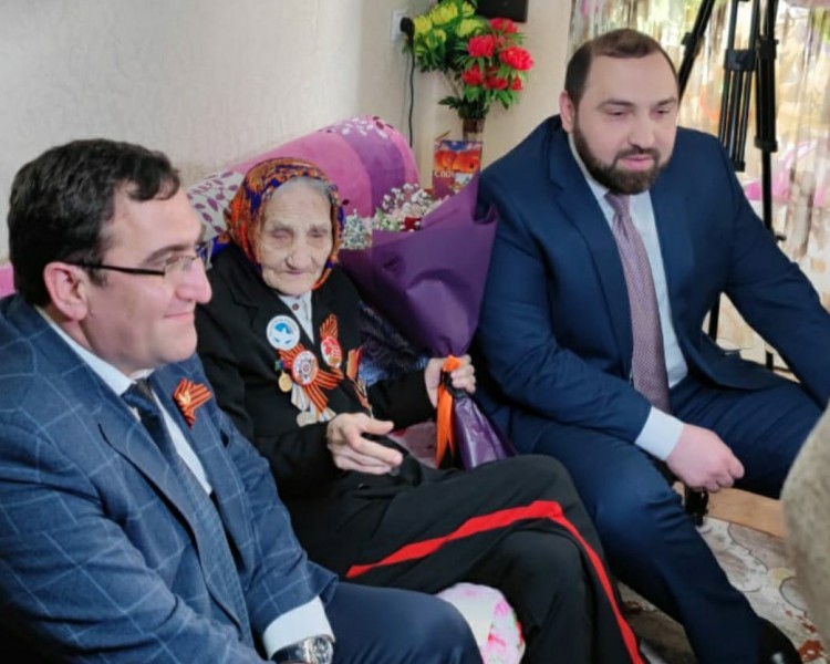 Арсен Рустамов и Султан Хамзаев навестили 104-летнего ветерана Великой Отечественной войны Галину Понамареву