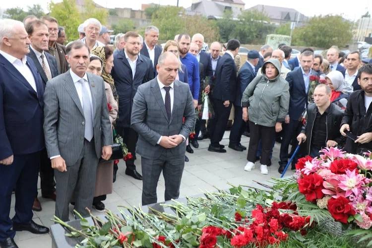 Адильхан Ахмедов возложил цветы к могиле Расула Гамзатова