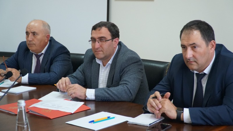 Арсен Рустамов провел совещание по обсуждению влияния санкций на системообразующие предприятия в сфере АПК, виноградарства и виноделия