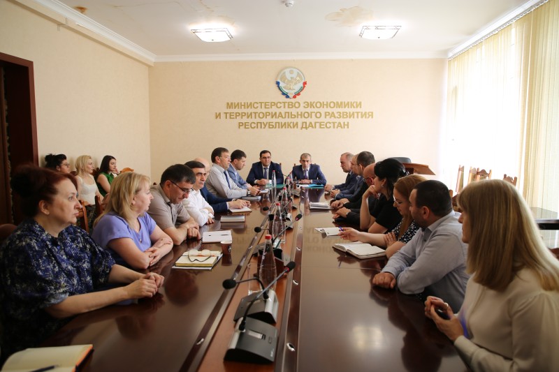 Коллективу Минэкономразвития РД представили нового заместителя министра