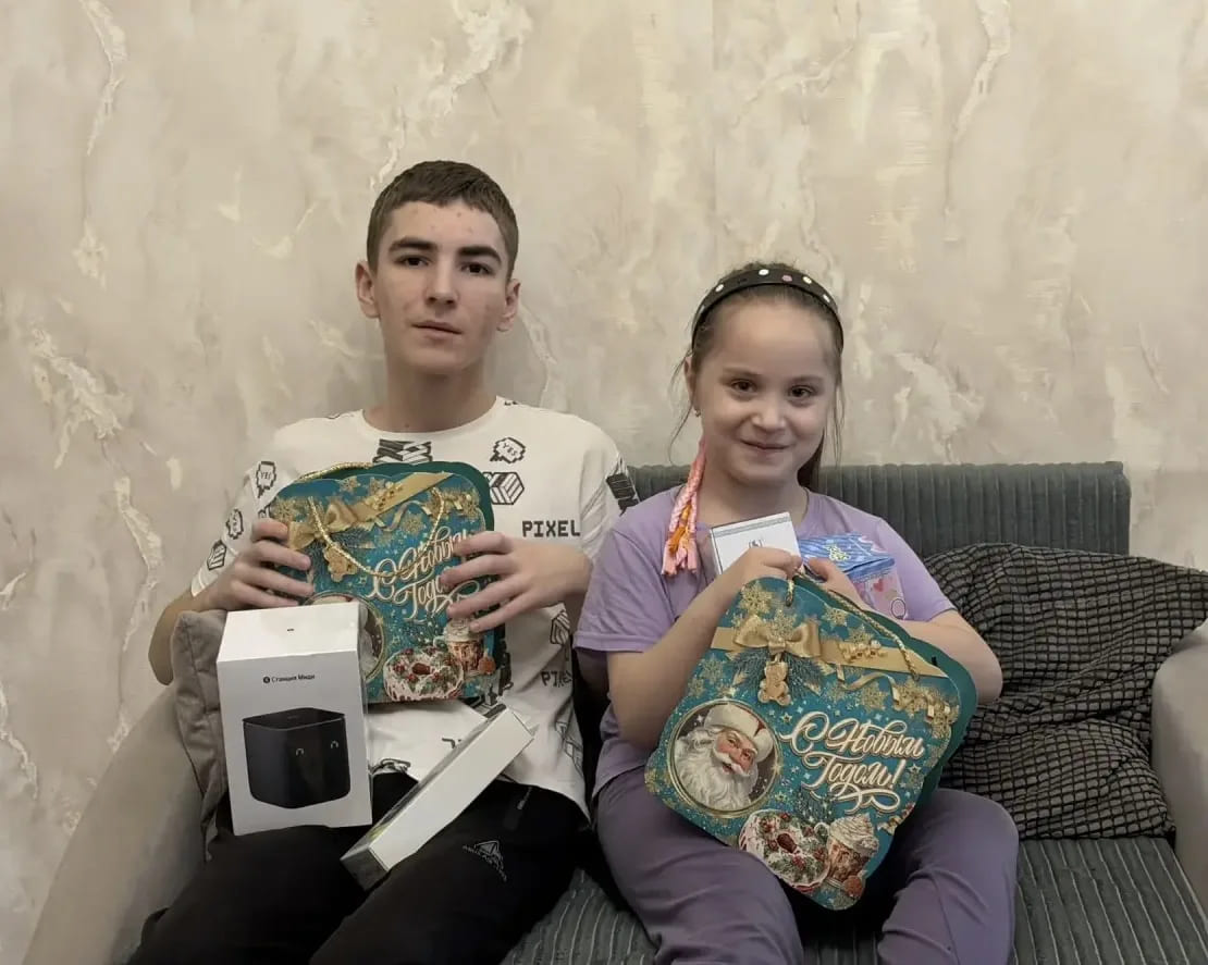 Заместители министра экономики и территориального развития РД активно участвуют в новогодней акции «Ёлка желаний», даря детям настоящую сказку!