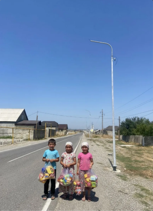 Как дети собирают конфеты на Ураза-байрам на обновленных улицах