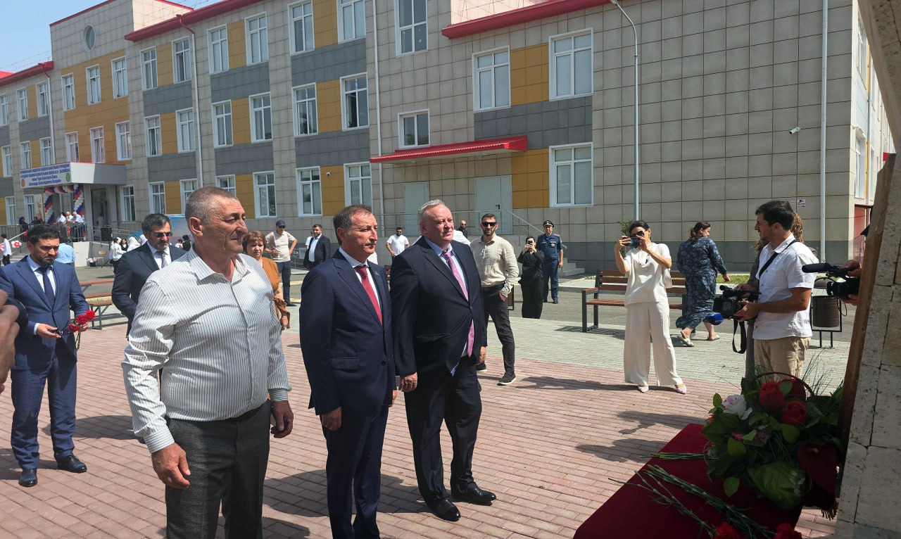 Председатель Народного Собрания РД Заур Аскендеров и министр экономики и территориального развития РД Гаджи Султанов поздравили с Днём знаний педагогов и учащихся Школы №2 им. Героя Советского Союза А. Назарова г. Каспийска