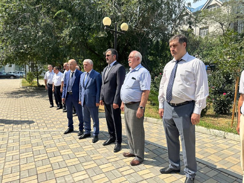 Гаджи Султанов и Сефер Алиев возложили цветы к памятнику Герою России Магомеду Нурбагандову