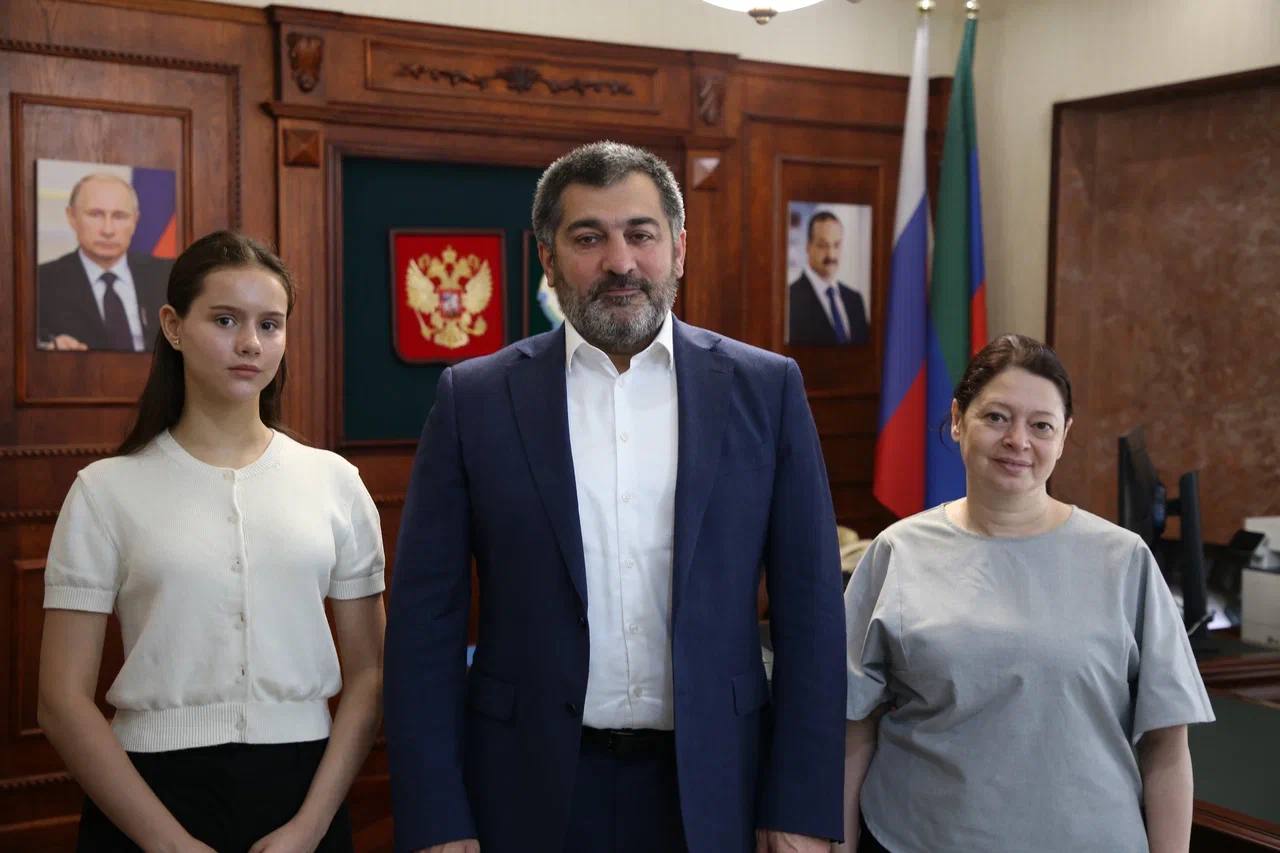 Гаджи Султанов встретился со школьницей, работающей над исследованием в области экономики