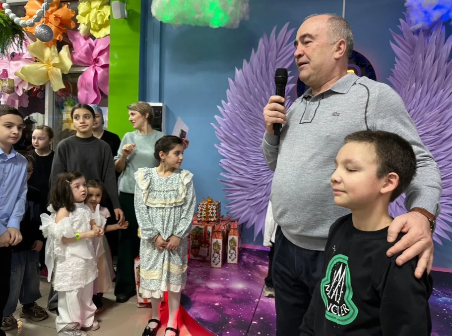 Минэкономразвития Дагестана устроило новогодний утренник для детей сотрудников и участников СВО