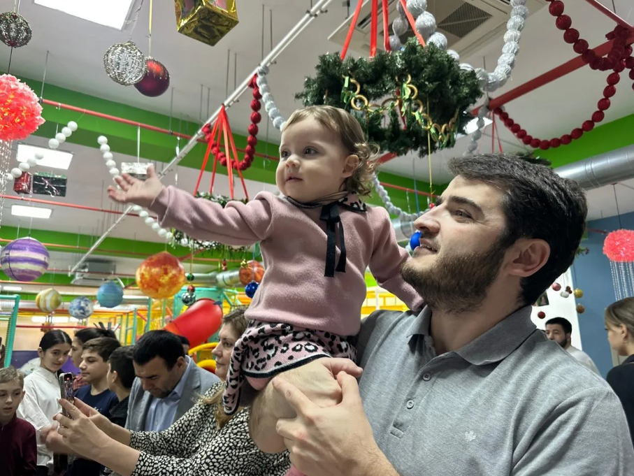 Минэкономразвития Дагестана устроило новогодний утренник для детей сотрудников и участников СВО