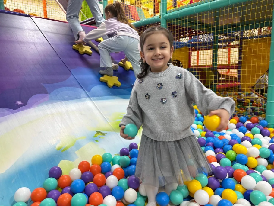 Минэкономразвития Дагестана устроило новогодний утренник для детей сотрудников и участников СВО