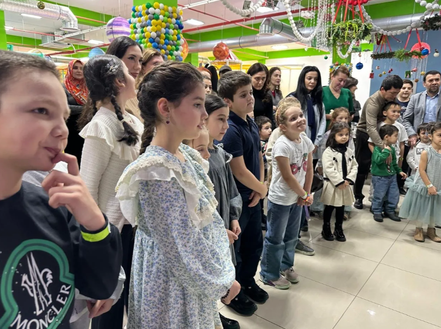 Минэкономразвития Дагестана устроило новогодний утренник для детей сотрудников и участников СВО