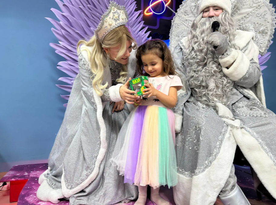 Минэкономразвития Дагестана устроило новогодний утренник для детей сотрудников и участников СВО