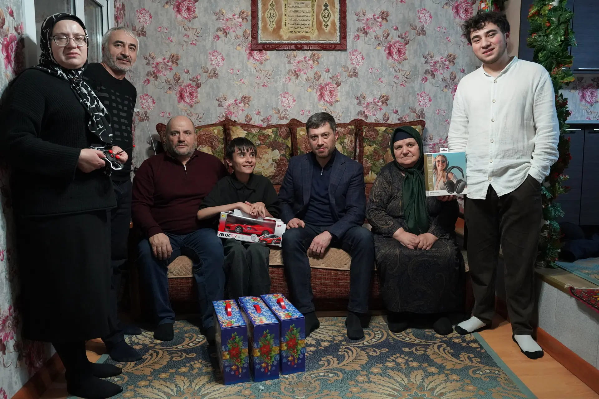 Гаджи Султанов исполнил новогодние мечты детей в рамках благотворительной акции «Ёлка желаний»