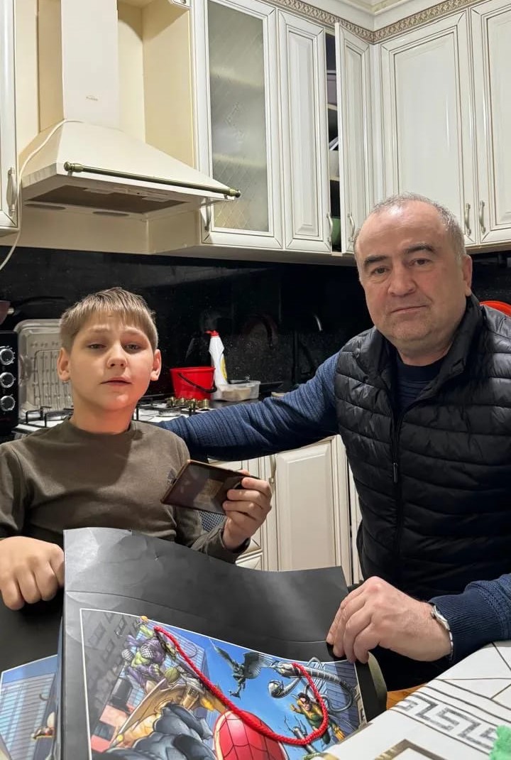 Заместители министра экономики и территориального развития РД активно участвуют в новогодней акции «Ёлка желаний», даря детям настоящую сказку!