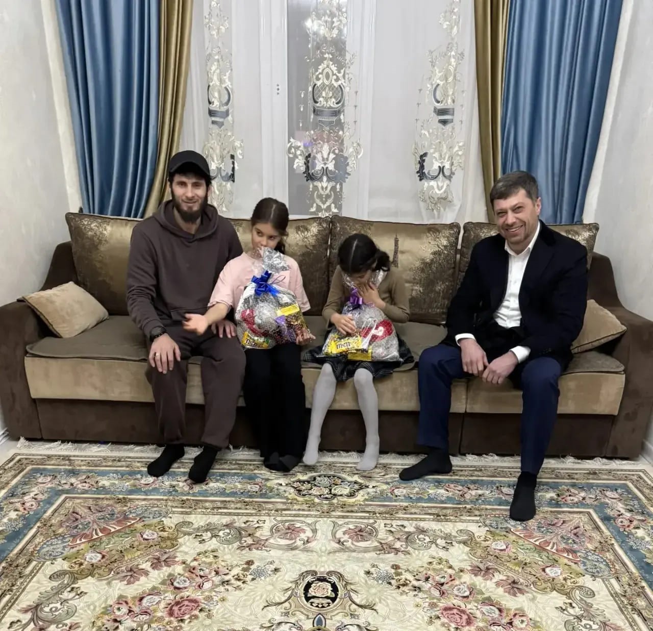 Заместители министра экономики и территориального развития РД активно участвуют в новогодней акции «Ёлка желаний», даря детям настоящую сказку!