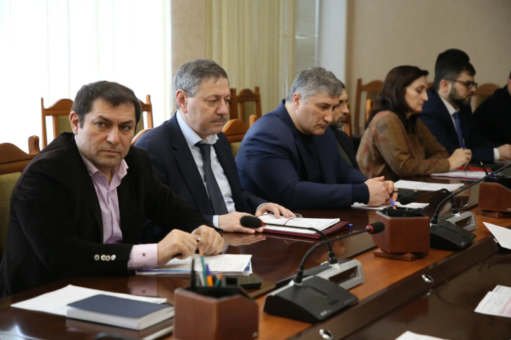 Гаджи Султанов провел совещание по улучшению инвестиционного климата и развитию экспорта в Дагестане