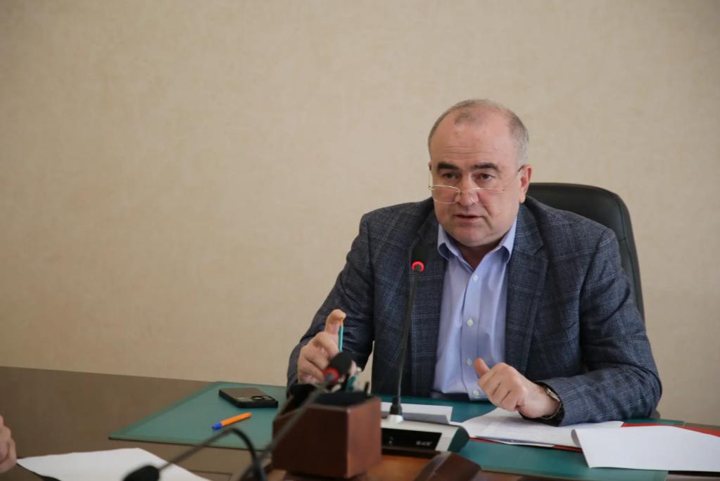 Камиль Изиев провёл совещание в формате видеоконференцсвязи с представителями муниципальных образований республики