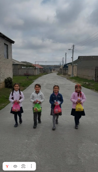 Как дети собирают конфеты на Ураза-байрам на обновленных улицах