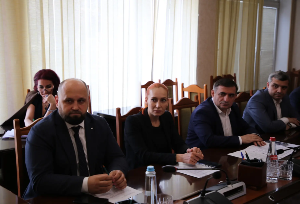 В Минэкономразвития Дагестана обсудили развитие безналичного оборота