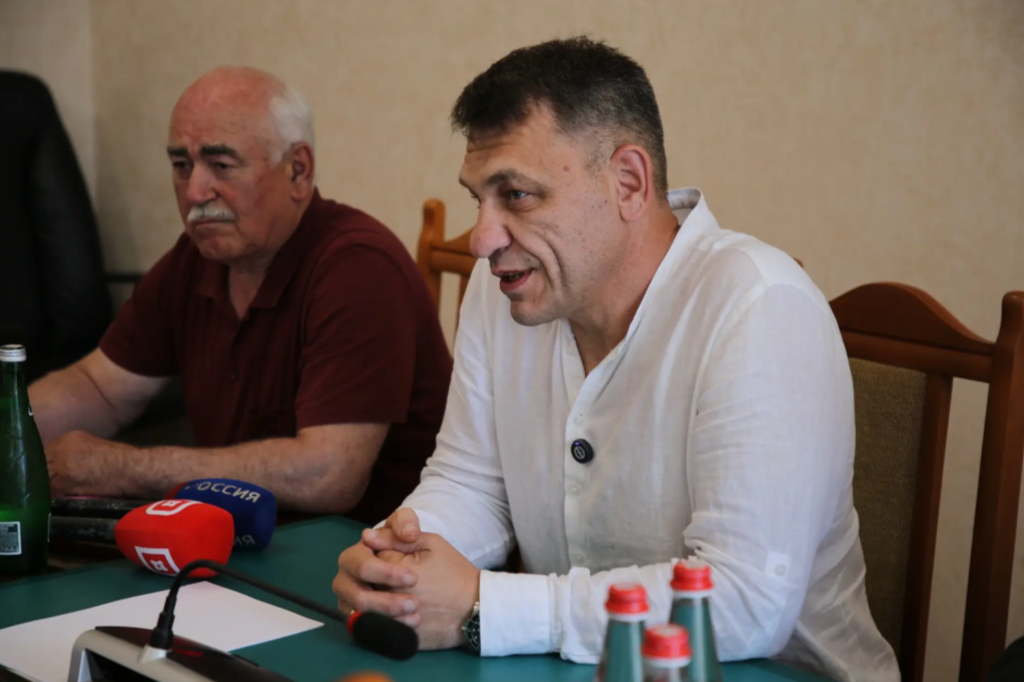 В Минэкономразвития Дагестана состоялась встреча с Героем России Сухрабом Ахмедовым