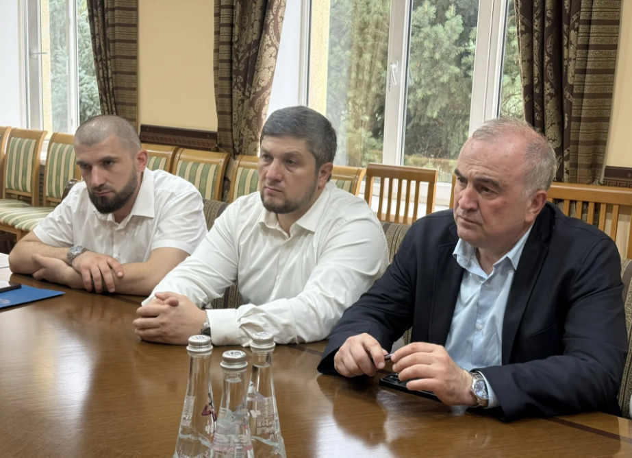 Камиль Изиев провел выездной личный прием граждан в администрации Буйнакского района