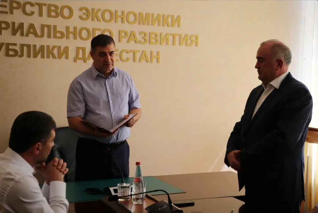 Коллектив Минэкономразвития Дагестана поздравил Камиля Изиева с 55-летием